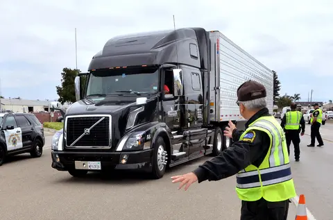 DOT officer pulling a truck driver in for an ELD inspection