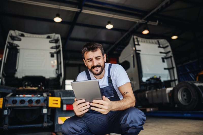 driver_holding_tablet