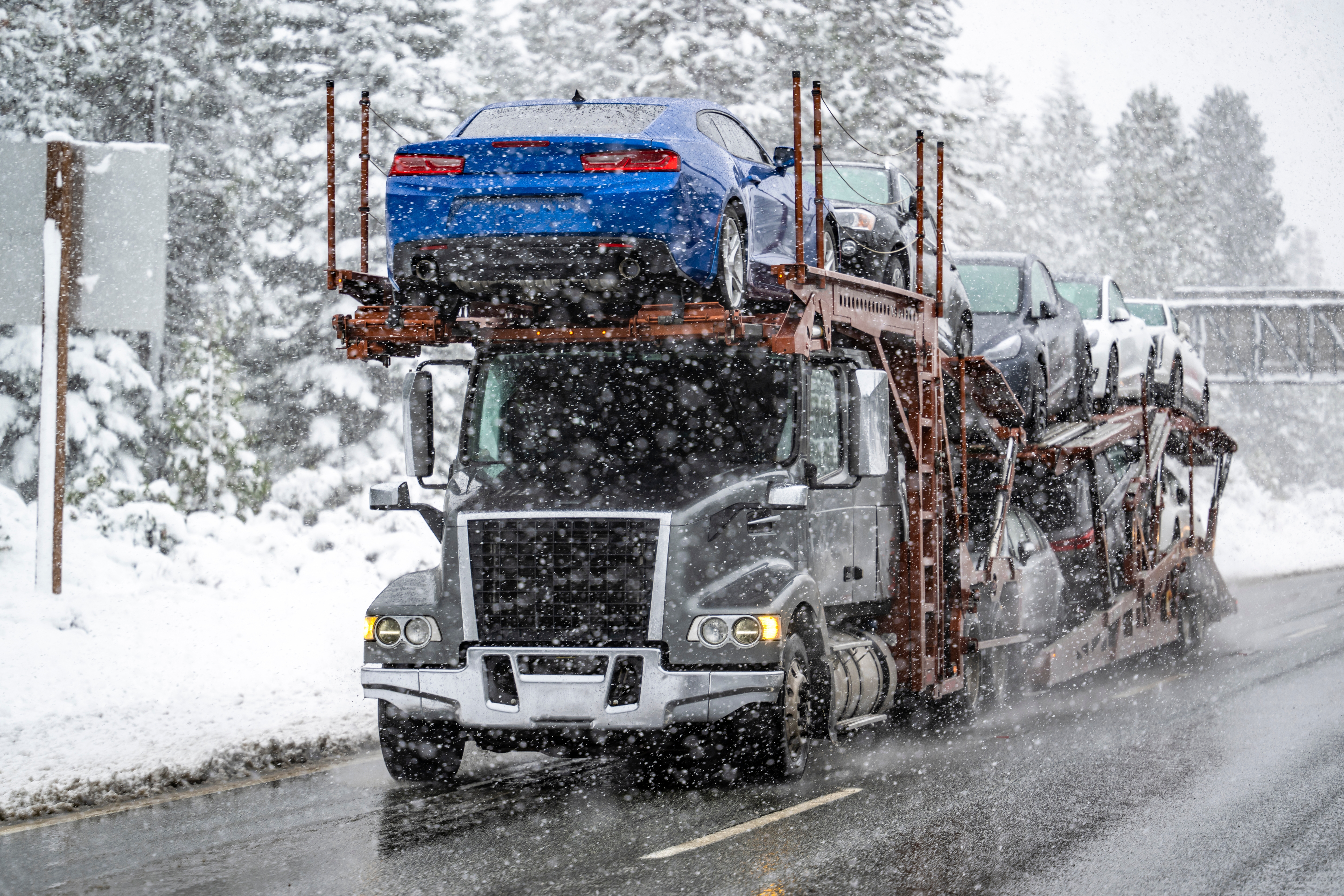car-hauler-on-wet-roads